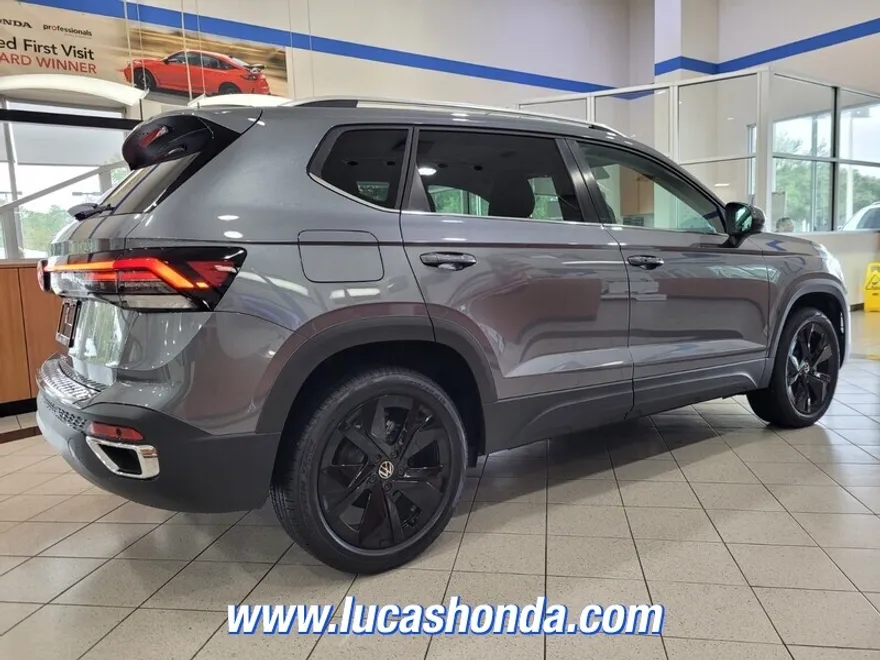 2025 Volkswagen Taos SE photo 1