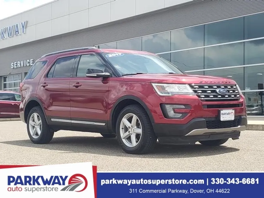 2017 Ford Explorer XLT photo 1