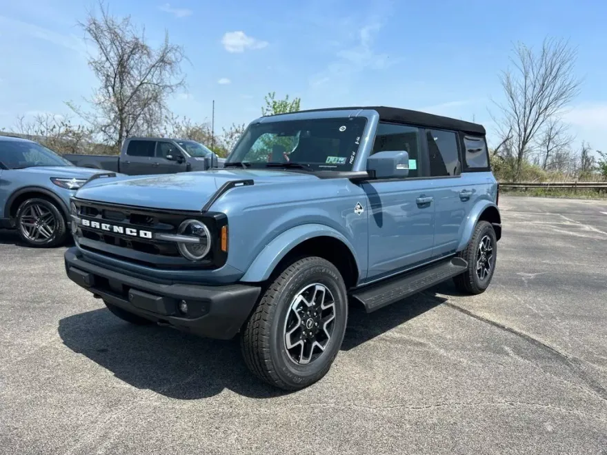 2025 Ford Bronco Outer Banks photo 1