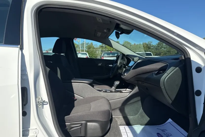2024 Chevrolet Malibu 1LT photo 1