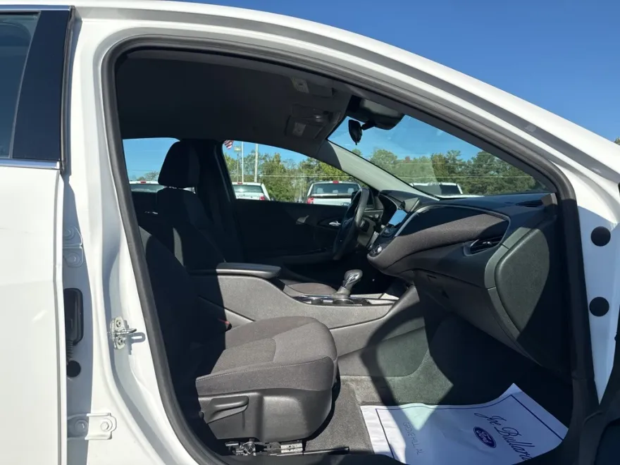 2024 Chevrolet Malibu 1LT photo 1