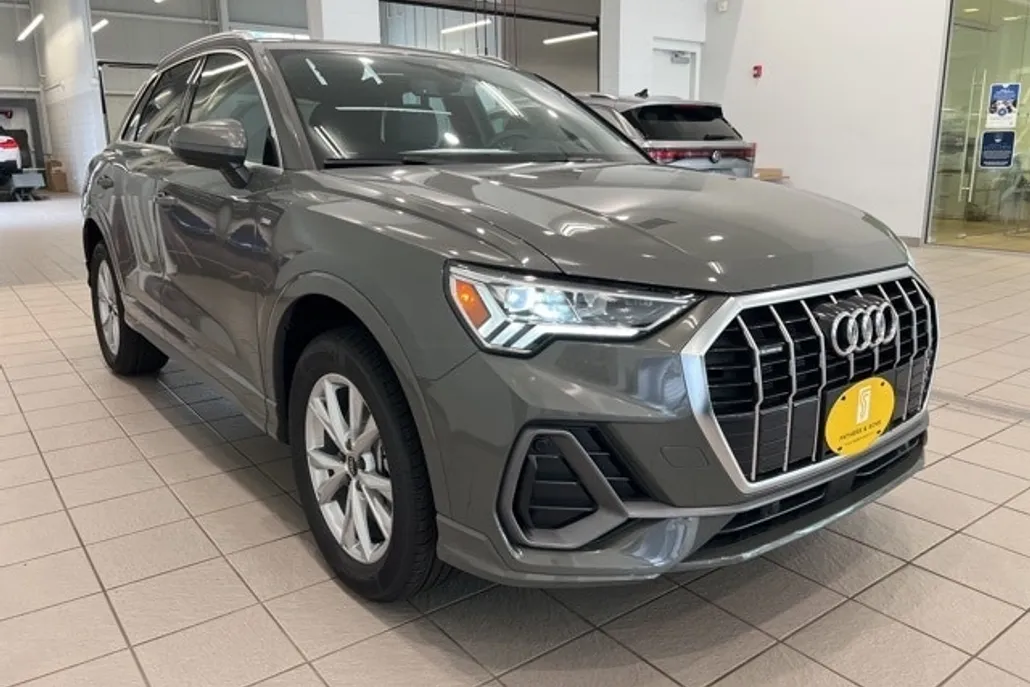 2025 Audi Q3 45 TFSI S line Premium photo 1