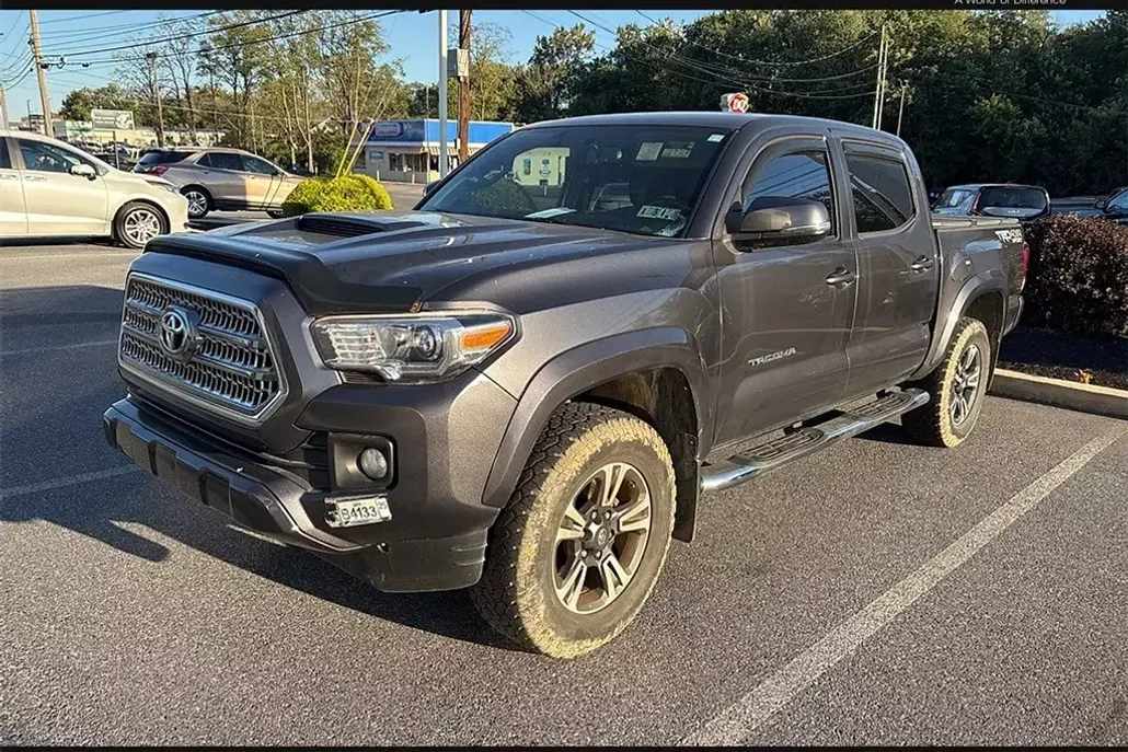 2016 Toyota Tacoma TRD Sport photo 1
