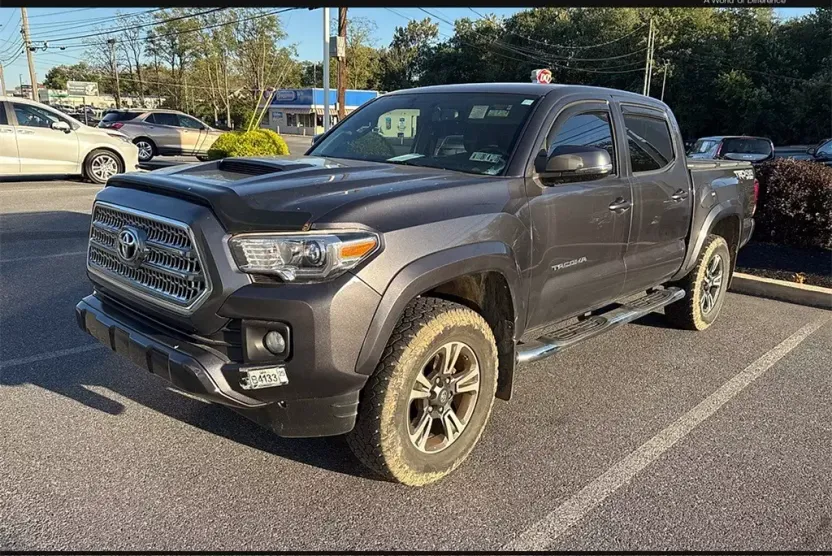 2016 Toyota Tacoma TRD Sport photo 1