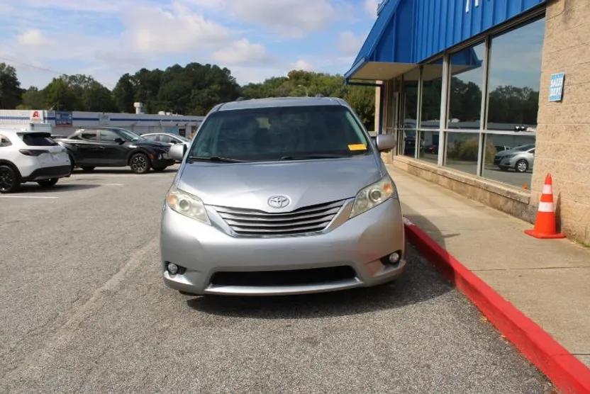 2016 Toyota Sienna XLE Premium photo 1