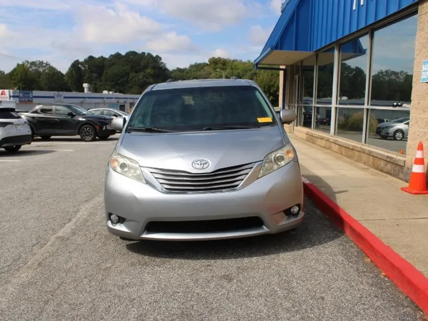 2016 Toyota Sienna XLE Premium photo 1