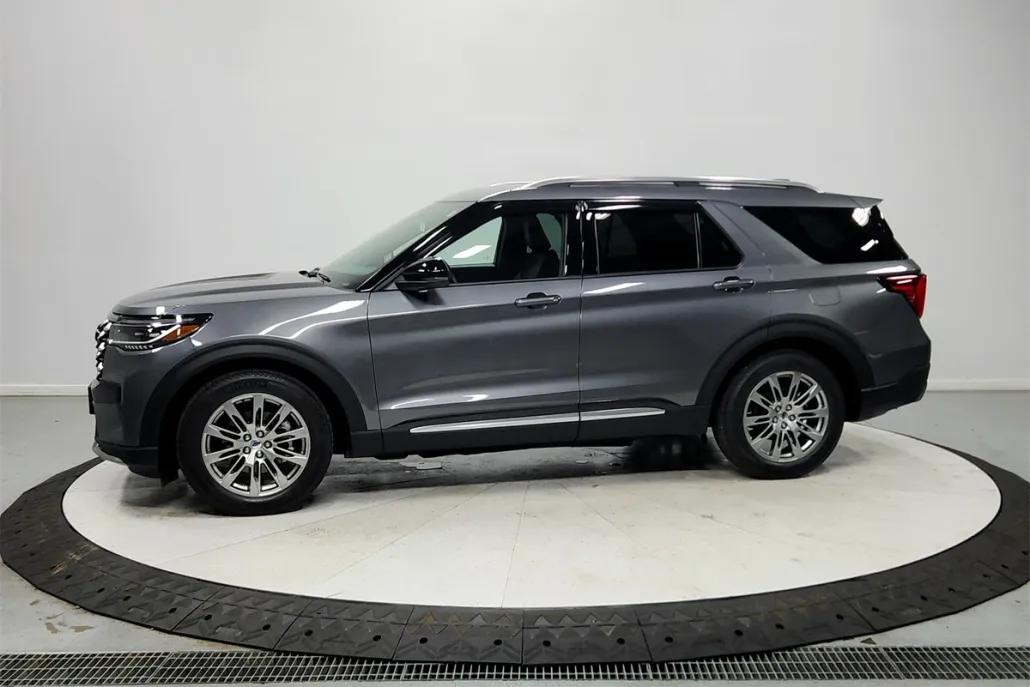 2025 Ford Explorer Platinum photo 1
