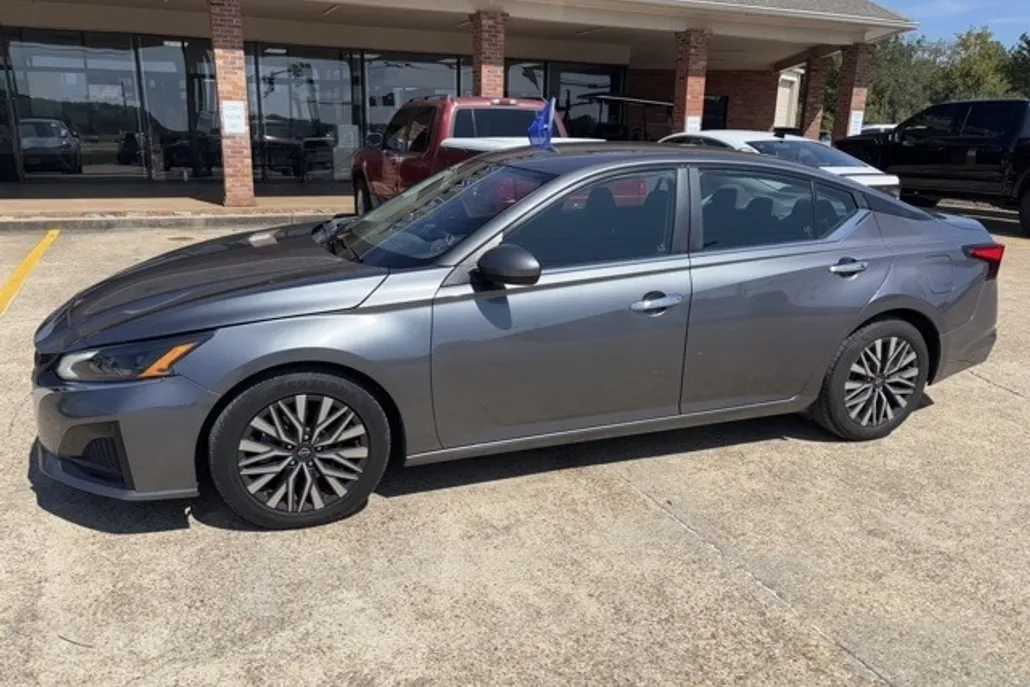 2023 Nissan Altima 2.5 SV photo 1