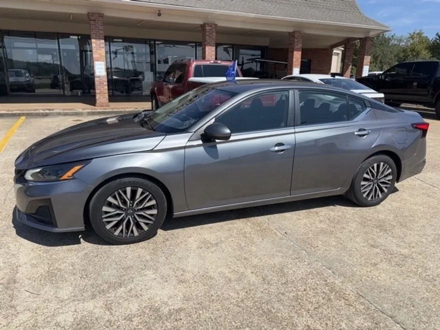2023 Nissan Altima 2.5 SV photo 1