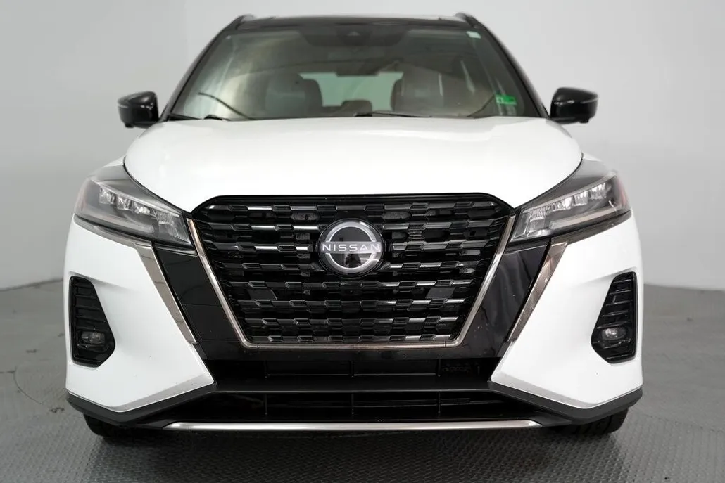 2023 Nissan Kicks SR photo 1