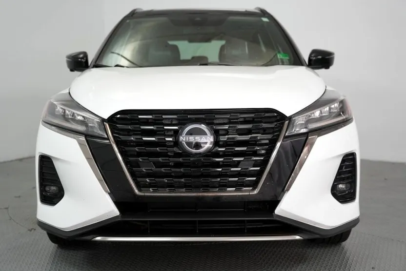 2023 Nissan Kicks SR photo 1