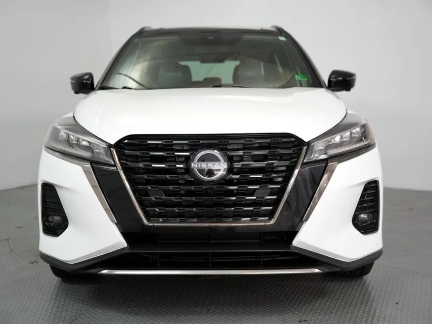 2023 Nissan Kicks SR photo 1