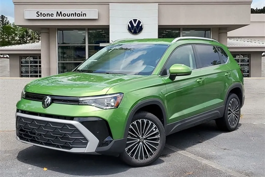 2025 Volkswagen Taos SE photo 1