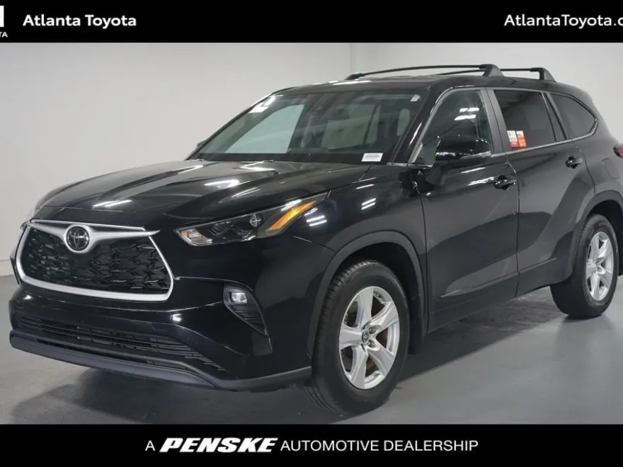2023 Toyota Highlander LE photo 1