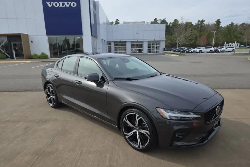 2024 Volvo S60 B5 Plus photo 1