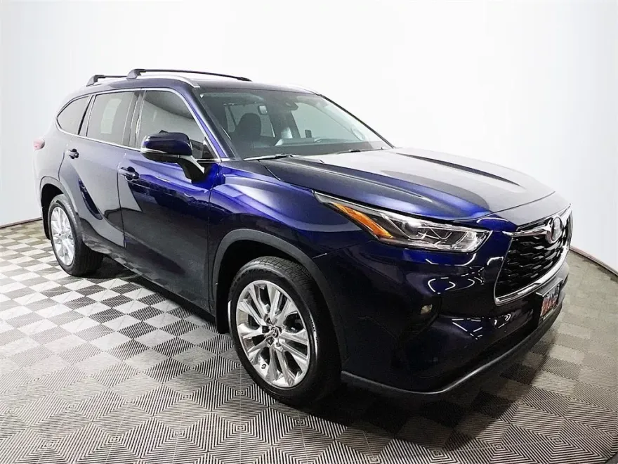 2024 Toyota Highlander Limited photo 1