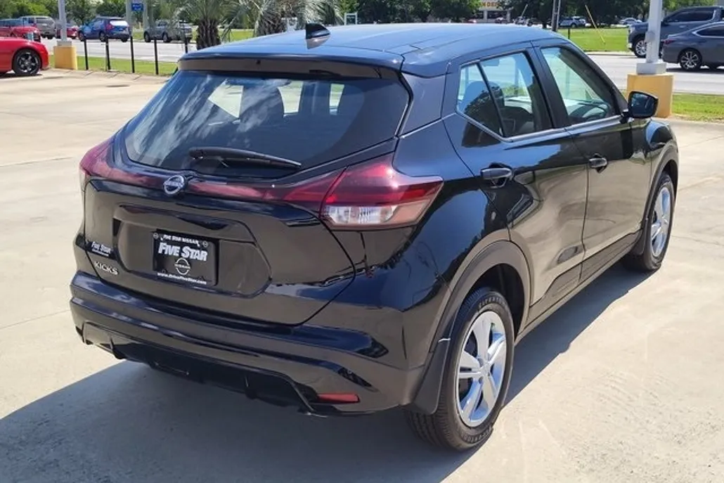 2025 Nissan Kicks Play S photo 1