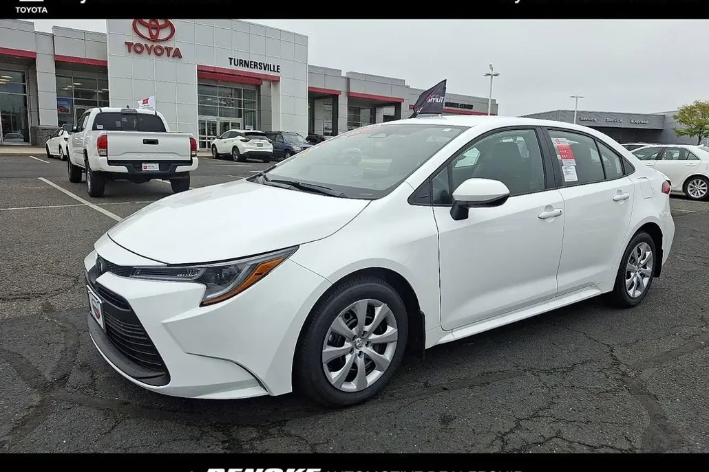2025 Toyota Corolla LE photo 1