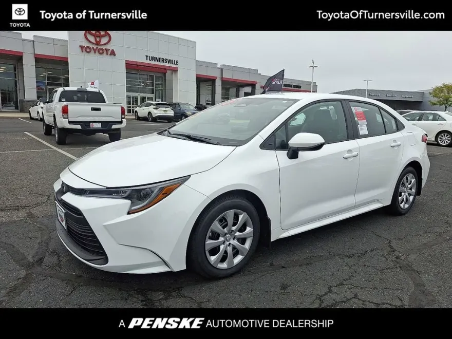 2025 Toyota Corolla LE photo 1