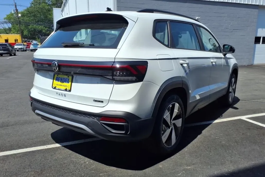 2025 Volkswagen Taos S photo 1