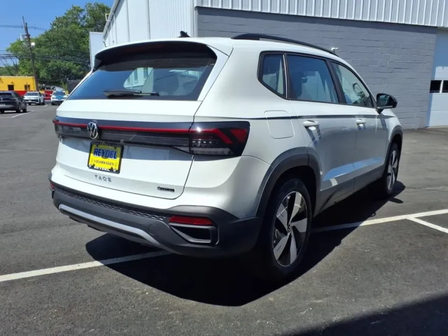 2025 Volkswagen Taos S photo 1