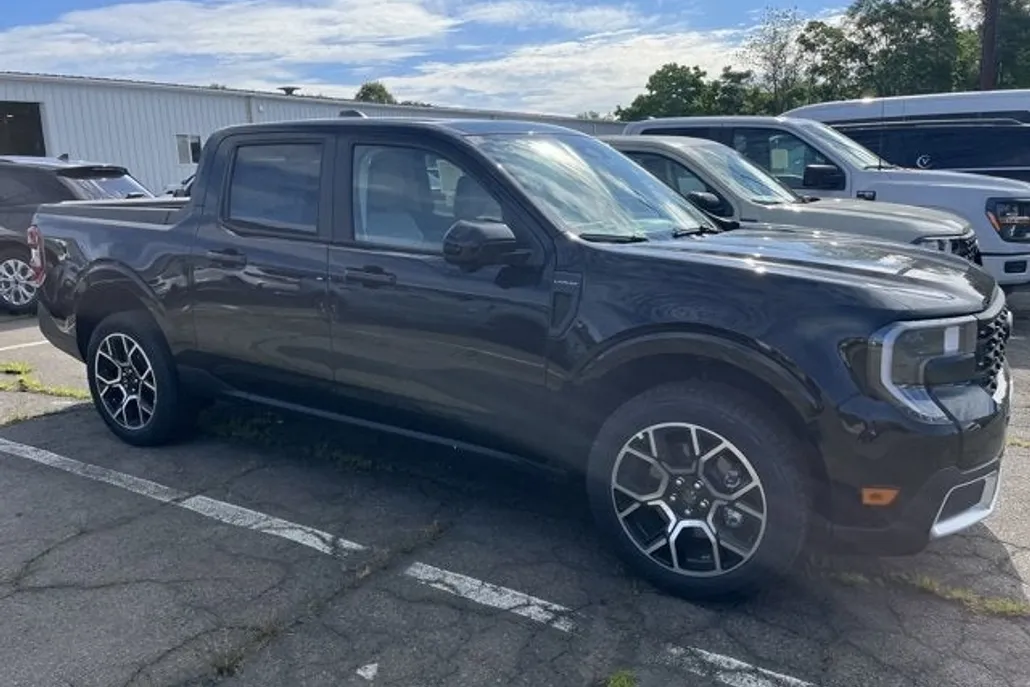 2025 Ford Maverick Lariat photo 1