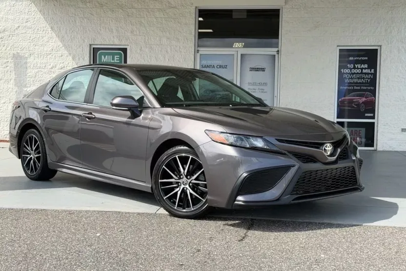 2022 Toyota Camry SE photo 1