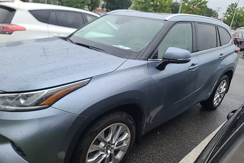 2022 Toyota Highlander Limited photo 1