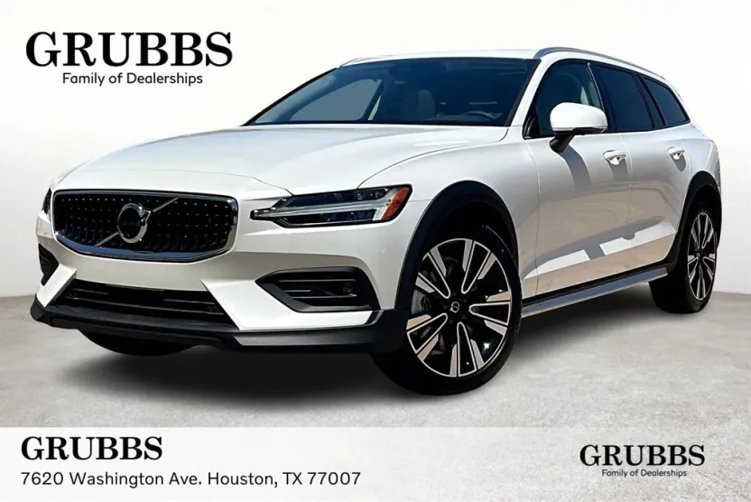 2025 Volvo V60 Cross Country B5 photo 1