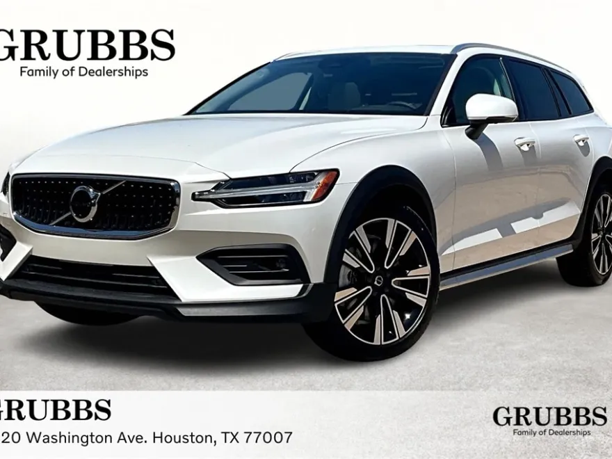2025 Volvo V60 Cross Country B5 photo 1