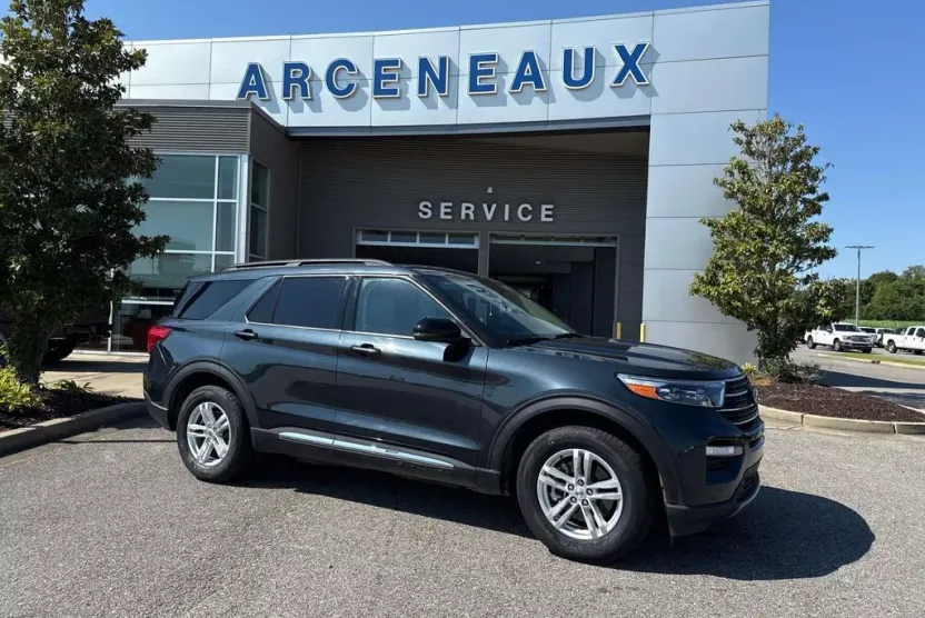 2023 Ford Explorer XLT photo 1