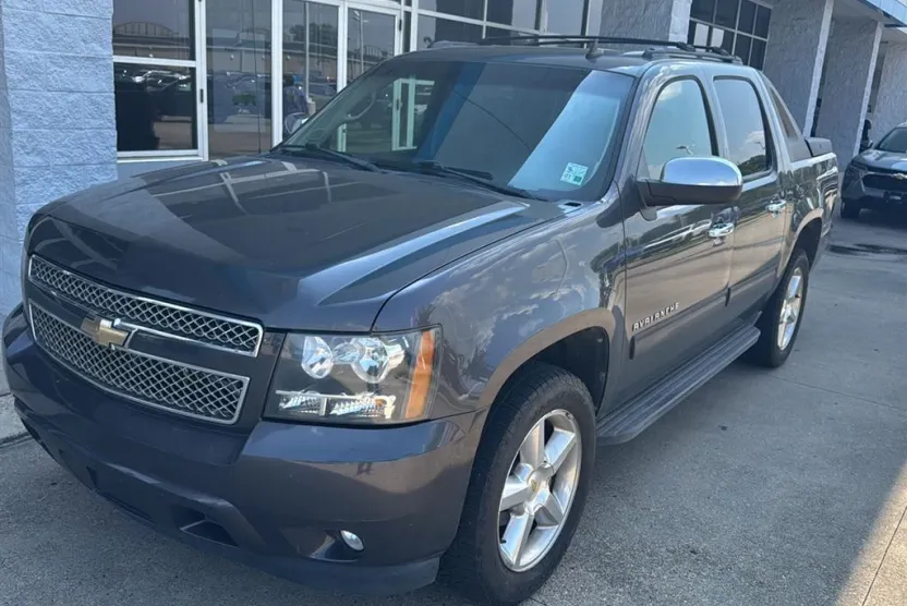 2011 Chevrolet Avalanche LS photo 1