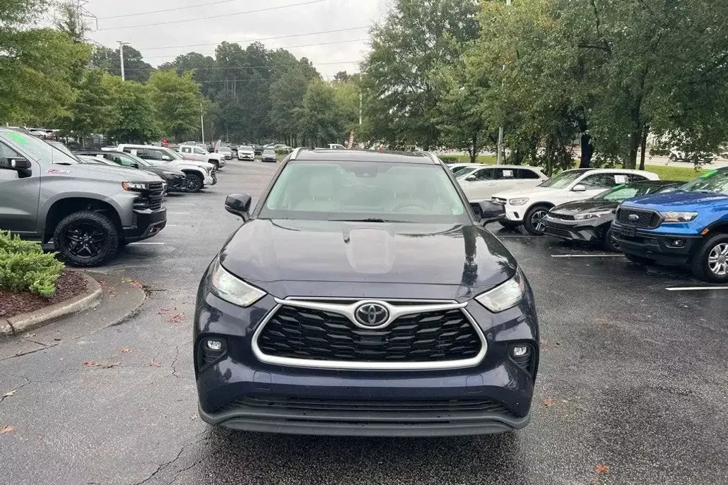 2023 Toyota Highlander XLE photo 1