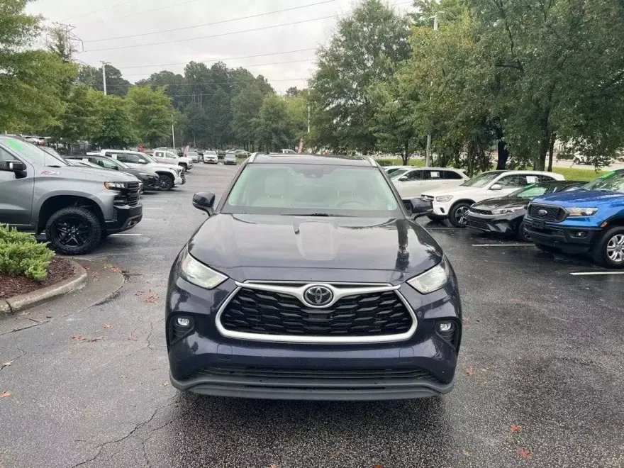 2023 Toyota Highlander XLE photo 1