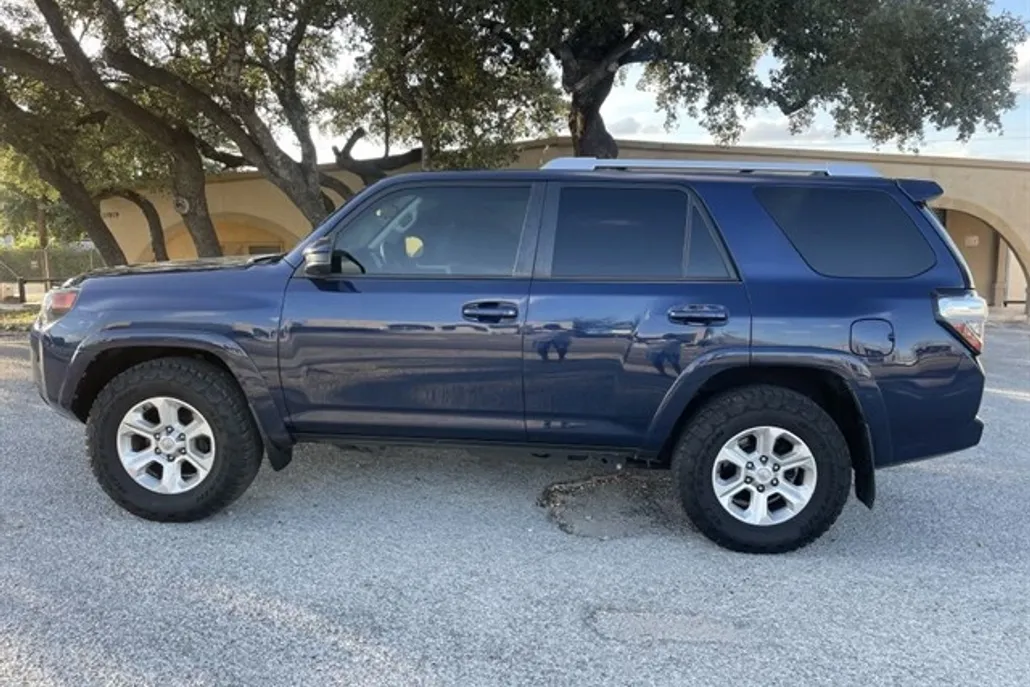2016 Toyota 4Runner SR5 photo 1