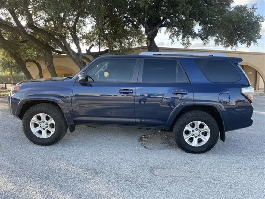 2016 Toyota 4Runner SR5 photo 1