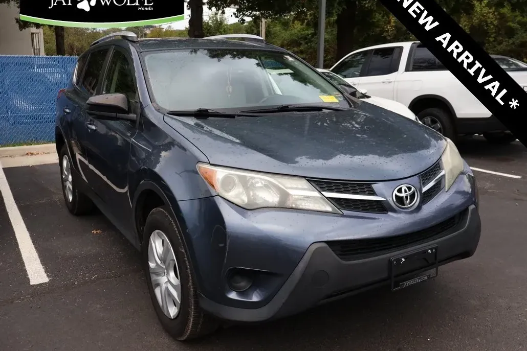 2014 Toyota RAV4 LE photo 1