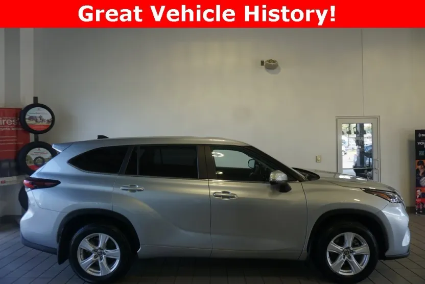 2024 Toyota Highlander LE photo 1