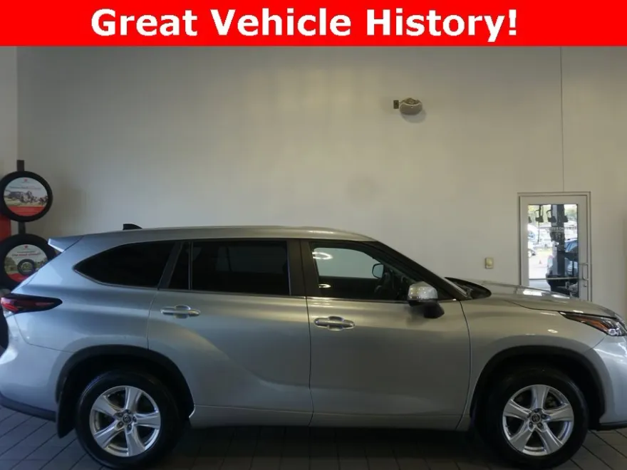 2024 Toyota Highlander LE photo 1