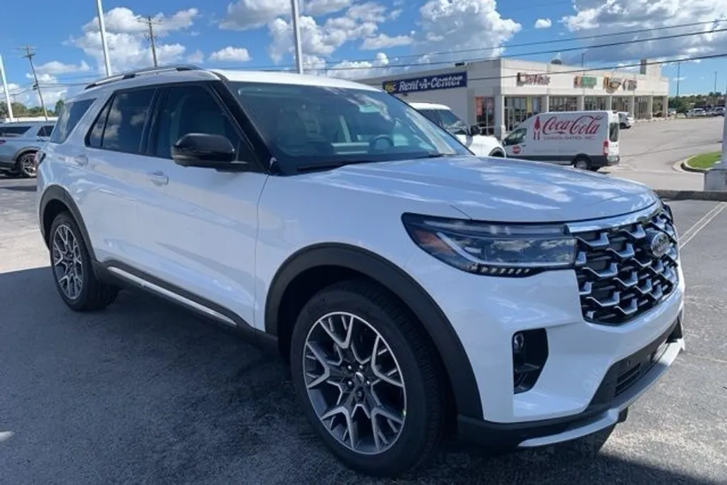 2025 Ford Explorer Platinum photo 1