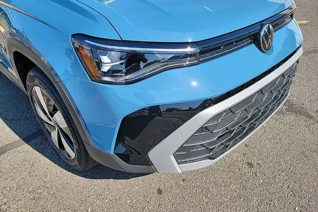 2025 Volkswagen Taos S photo 1