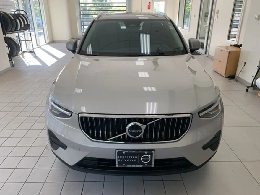 2025 Volvo XC40 Core photo 2
