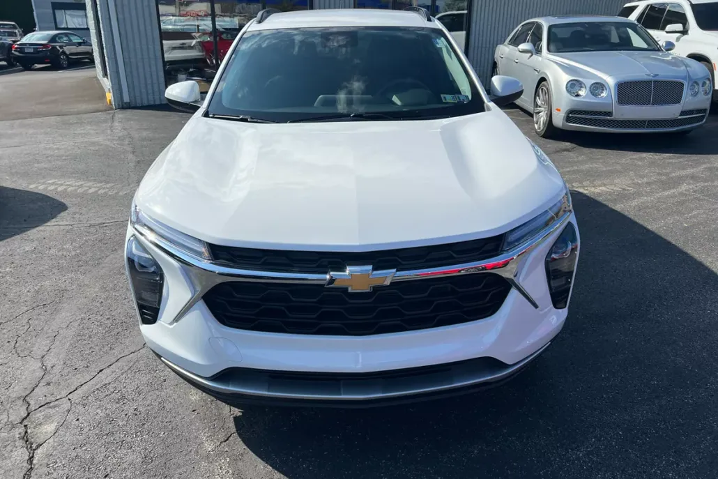 2024 Chevrolet Trax LT photo 1