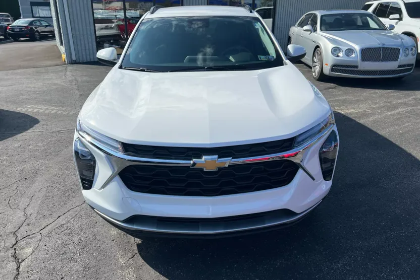 2024 Chevrolet Trax LT photo 1