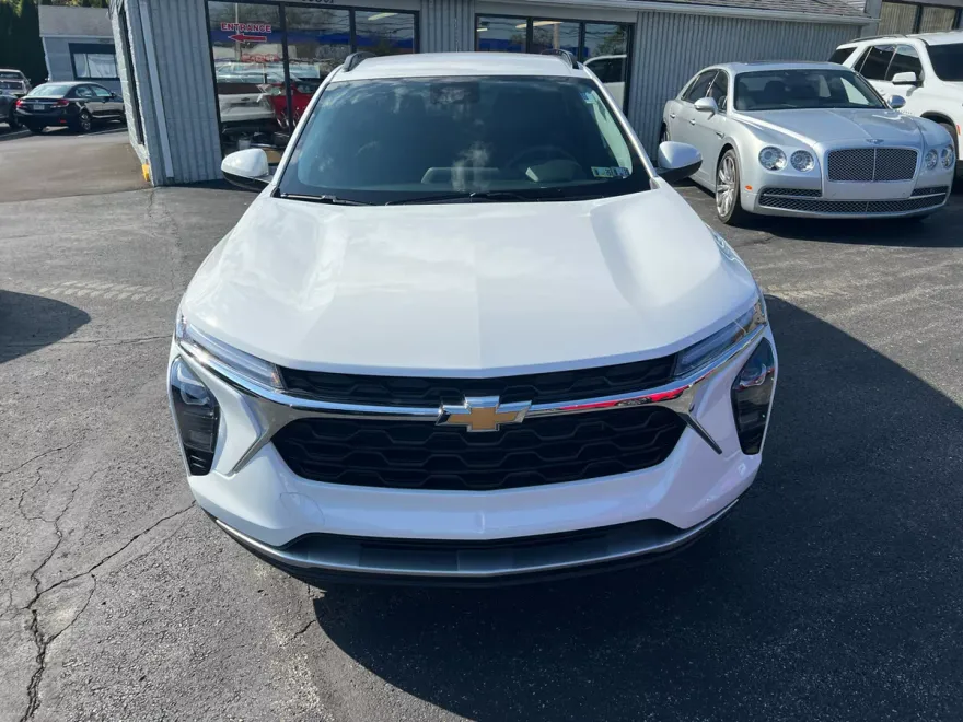2024 Chevrolet Trax LT photo 1