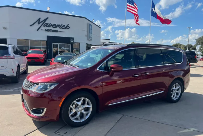 2017 Chrysler Pacifica Touring L photo 1