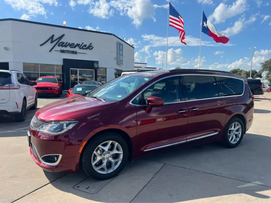 2017 Chrysler Pacifica Touring L photo 1