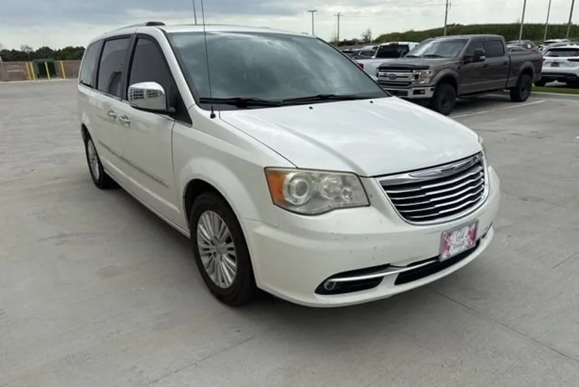 2012 Chrysler Town & Country Limited photo 1