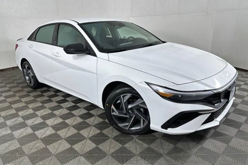 2025 Hyundai Elantra SEL Sport photo 1