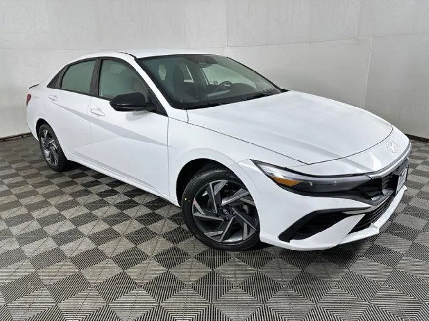 2025 Hyundai Elantra SEL Sport photo 1